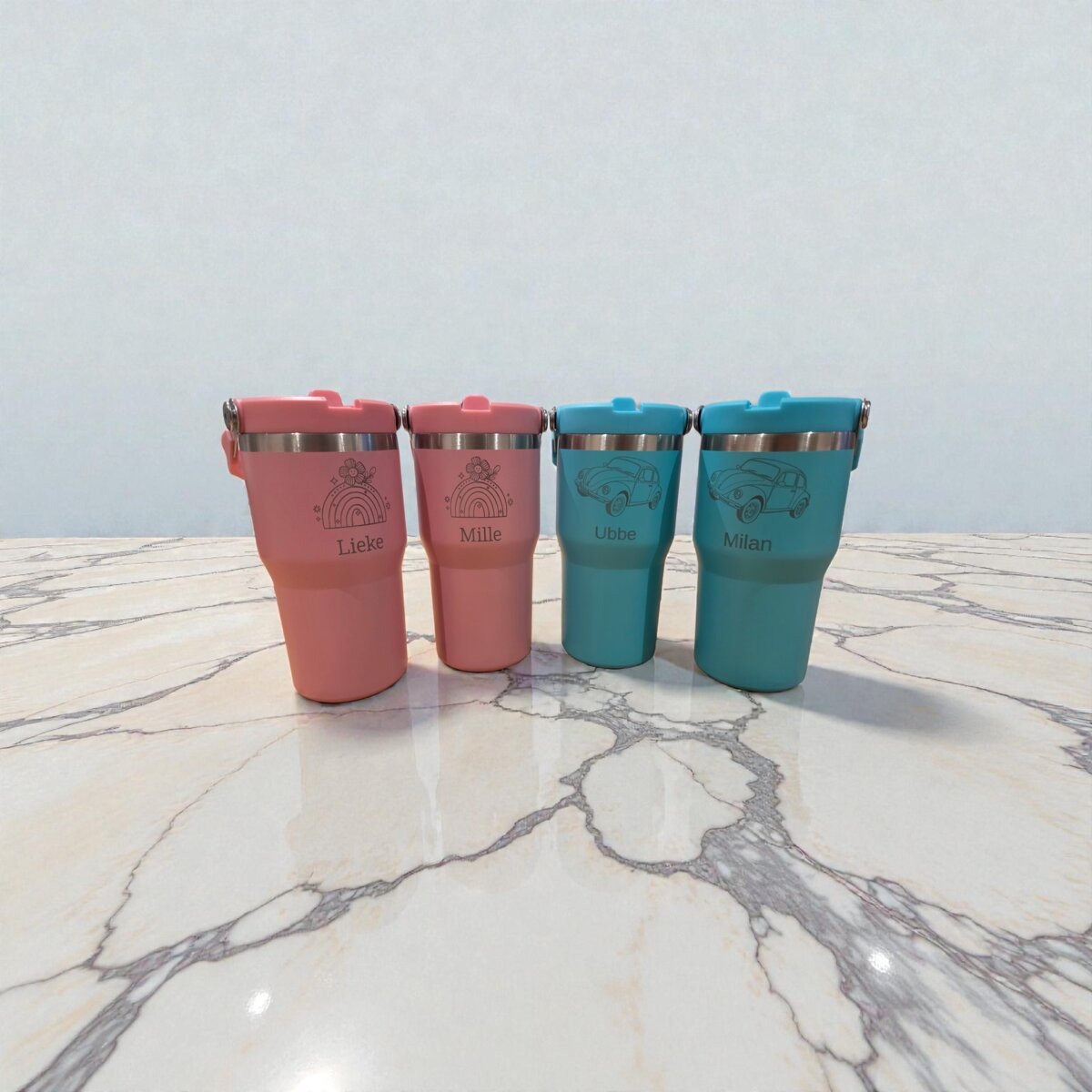 Kleurrijke kindertumblers met namen